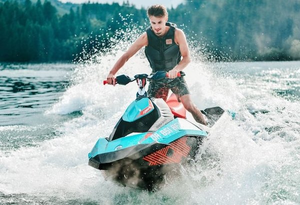 Comment découvrir le jet ski à Annecy en toute sécurité sur le lac d'Annecy ?