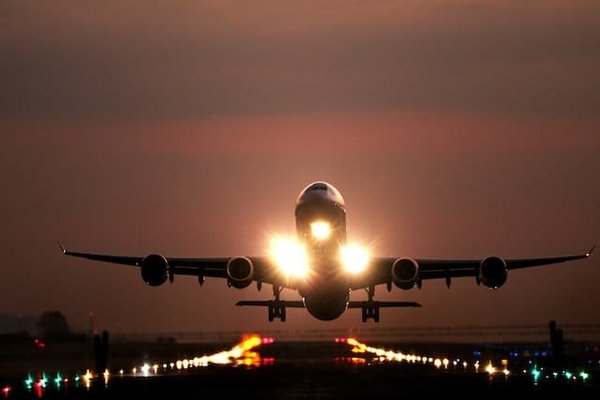 Comment profiter des réductions sur les billets d'avion et de train ?
